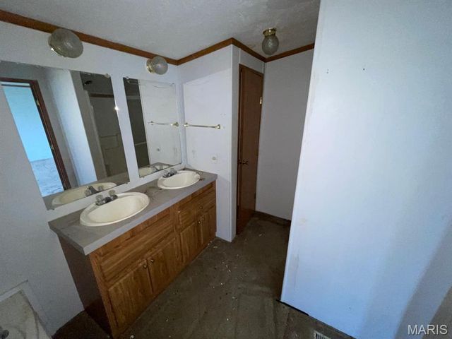 100 Pleasant Ridge, Fairview Heights, IL 62208