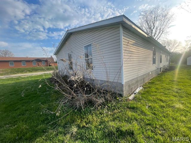 100 Pleasant Ridge, Fairview Heights, IL 62208