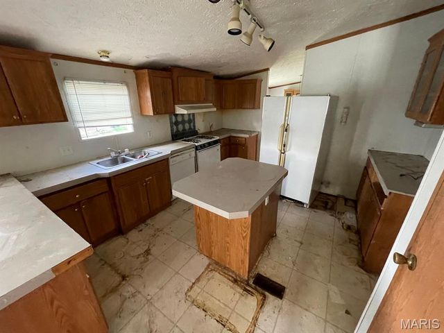 100 Pleasant Ridge, Fairview Heights, IL 62208