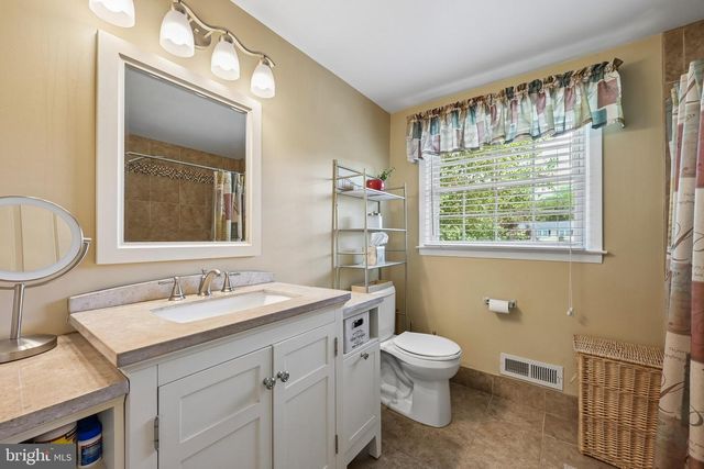 843 LAFAYETTE DR, Mount Laurel, NJ 08054
