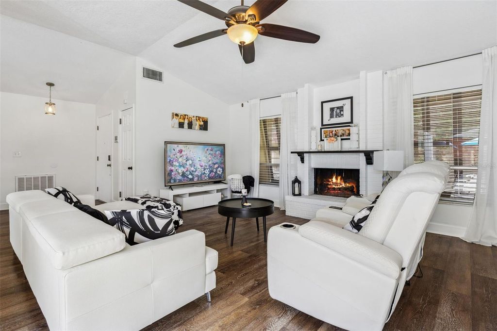 Image 7 of property listing at 4946 SAMOA CIRCLE 4C, Orlando, FL 32808