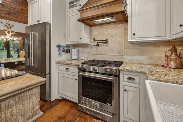1881 NE Clayton Street, Dayton, TX 77535