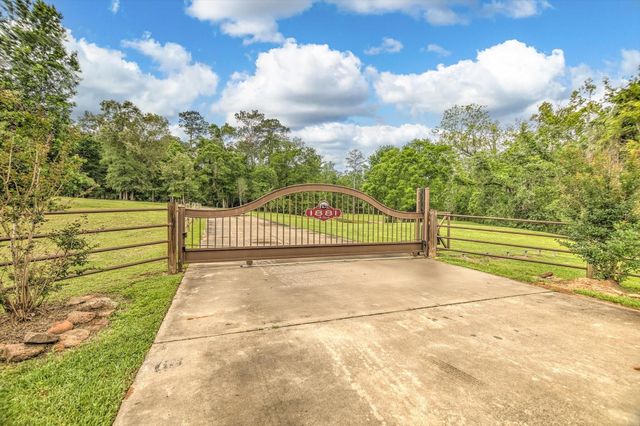 1881 NE Clayton Street, Dayton, TX 77535