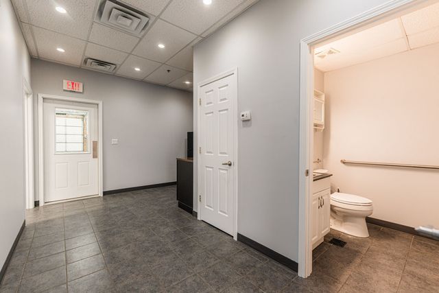 30W260 Butterfield Road 206, Warrenville, IL 60555