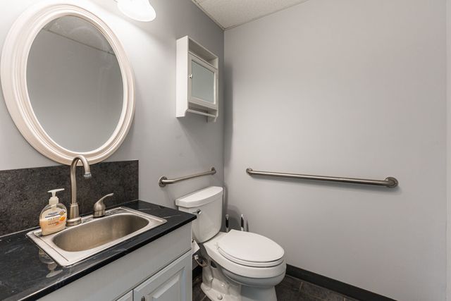 30W260 Butterfield Road 206, Warrenville, IL 60555