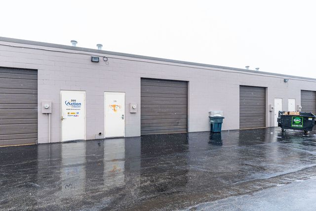 30W260 Butterfield Road 206, Warrenville, IL 60555