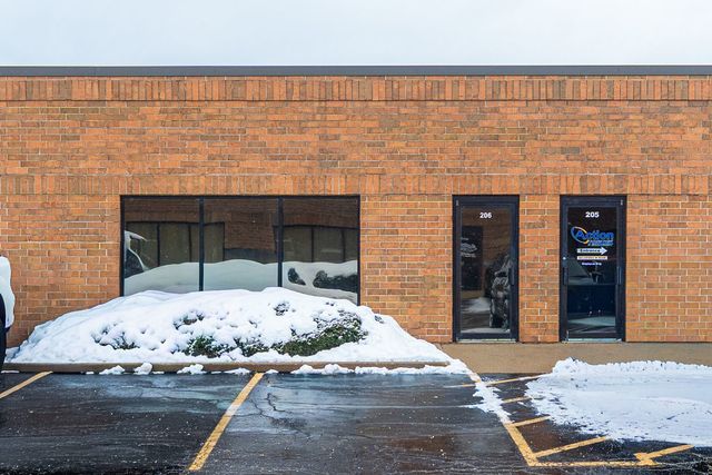 30W260 Butterfield Road 206, Warrenville, IL 60555