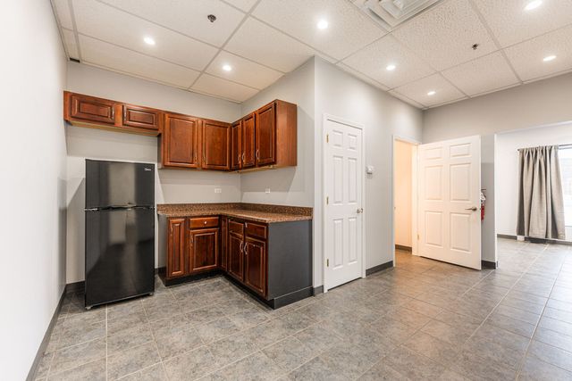 30W260 Butterfield Road 206, Warrenville, IL 60555