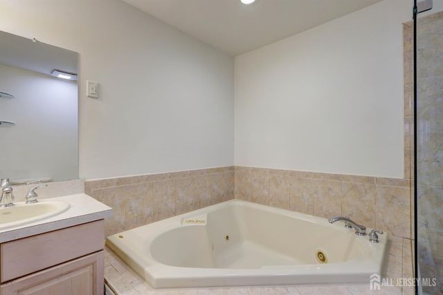 100 Forest Drive, Piscataway, NJ 08854