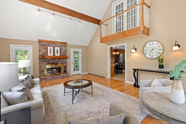 8 Caitlin Ln, Topsfield, MA 01983