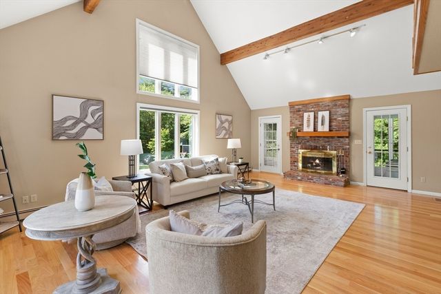 8 Caitlin Ln, Topsfield, MA 01983