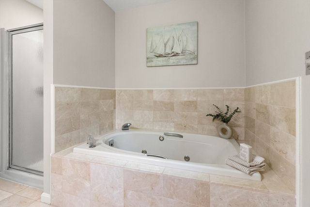 8 Caitlin Ln, Topsfield, MA 01983