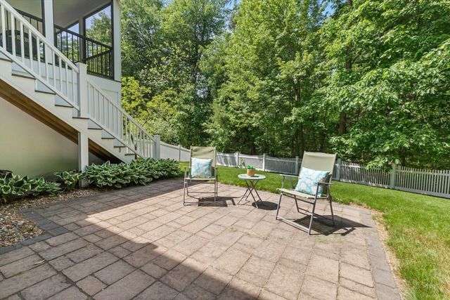 8 Caitlin Ln, Topsfield, MA 01983