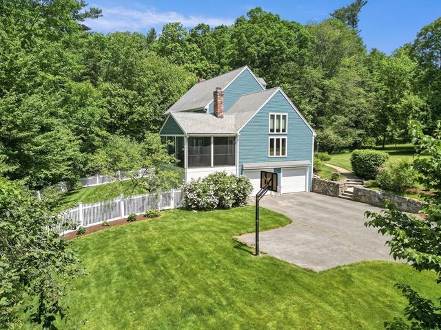 8 Caitlin Ln, Topsfield, MA 01983