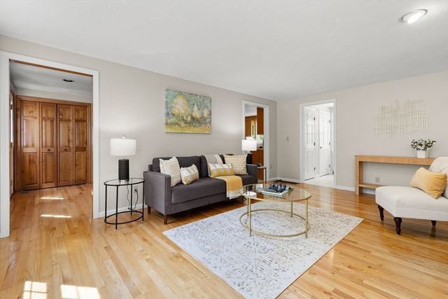 8 Caitlin Ln, Topsfield, MA 01983