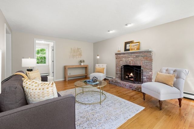 8 Caitlin Ln, Topsfield, MA 01983