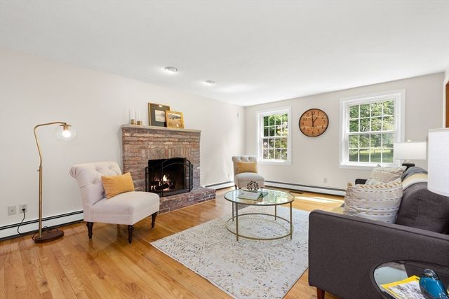 8 Caitlin Ln, Topsfield, MA 01983