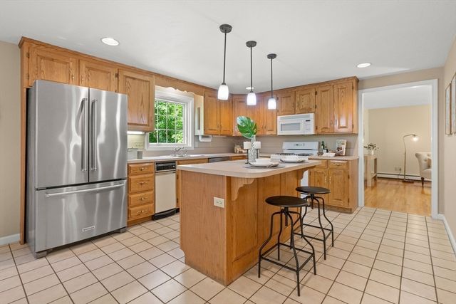 8 Caitlin Ln, Topsfield, MA 01983