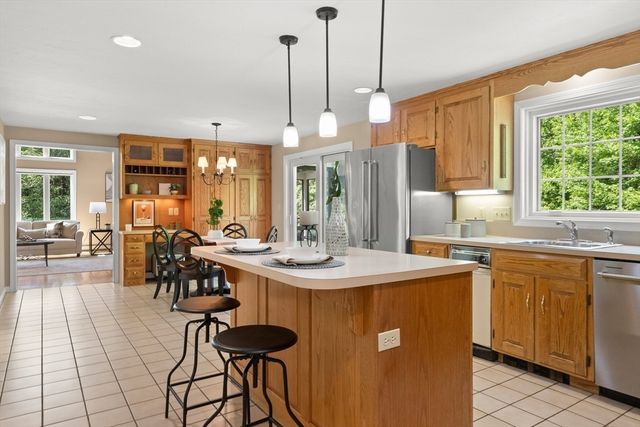 8 Caitlin Ln, Topsfield, MA 01983