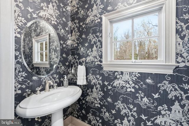 904 MACKALL AVE, Mclean, VA 22101