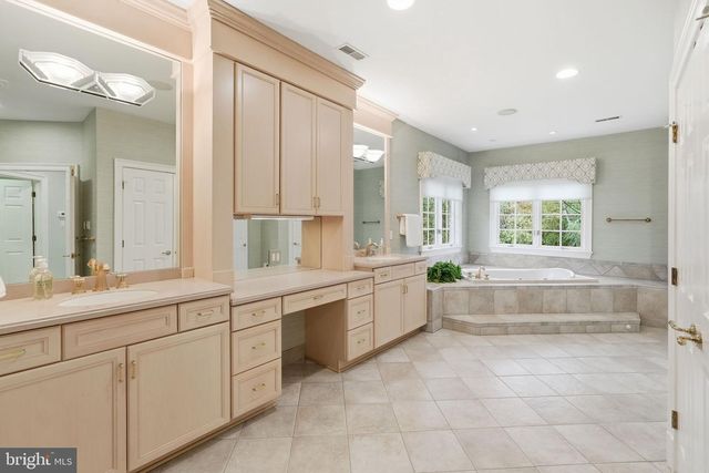 904 MACKALL AVE, Mclean, VA 22101