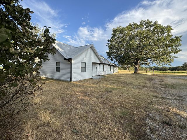 23211 Farm Road 2050, Aurora, MO 65605