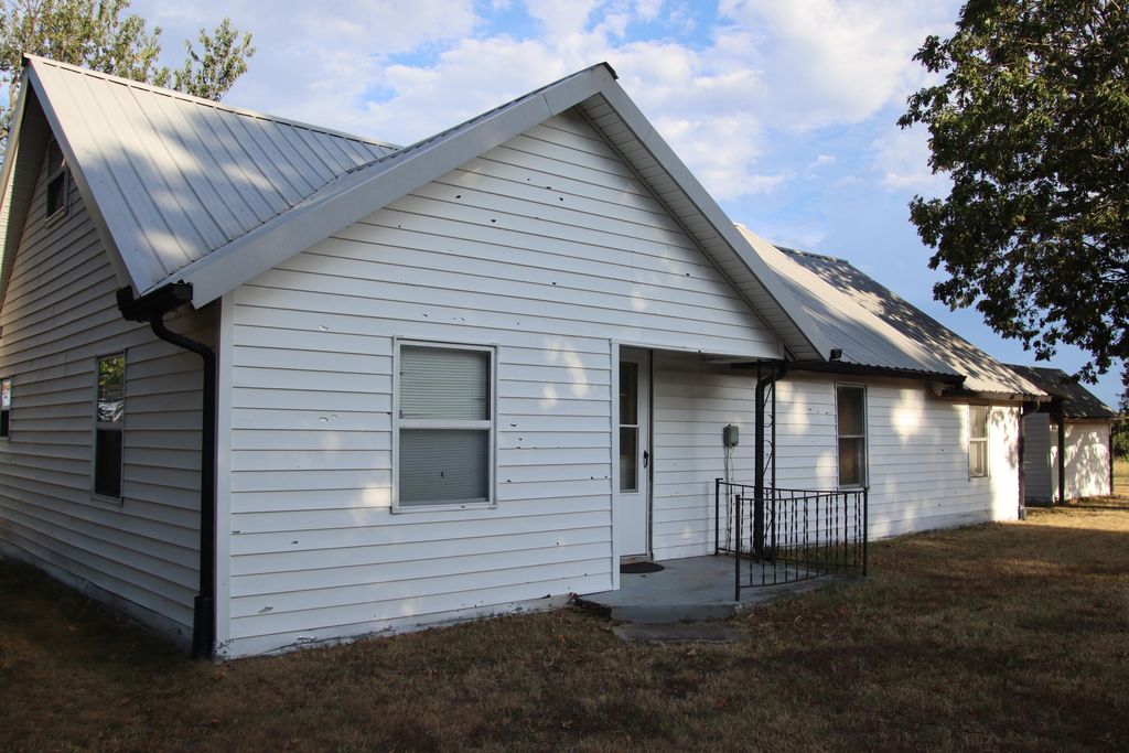 23211 Farm Road 2050, Aurora, MO 65605