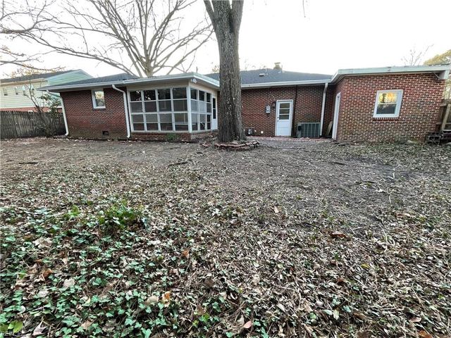 122 Kendall DR, Newport News, VA 23601