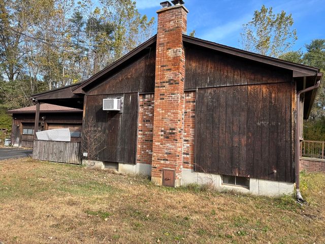 457 Northampton St, Holyoke, MA 01040