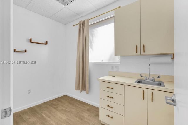 20770 W Dixie Hwy De Hwy, Miami, FL 33180