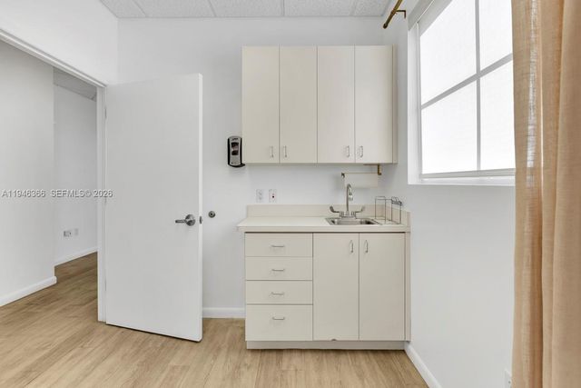 20770 W Dixie Hwy De Hwy, Miami, FL 33180