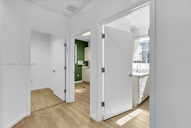 20770 W Dixie Hwy De Hwy, Miami, FL 33180