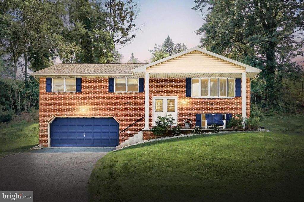 1298 TOANN RD, York, PA 17403