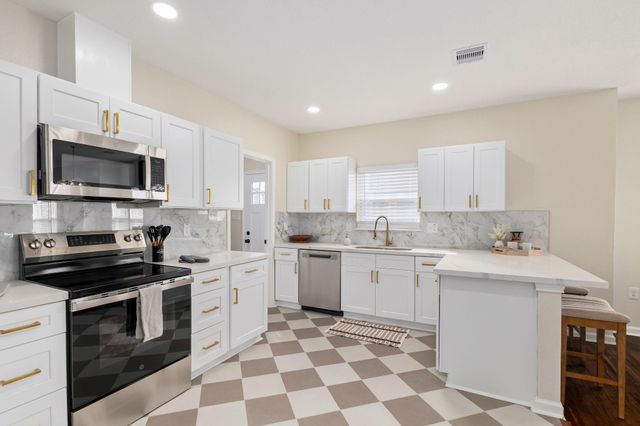 102 E Valverde Street, Brenham, TX 77833