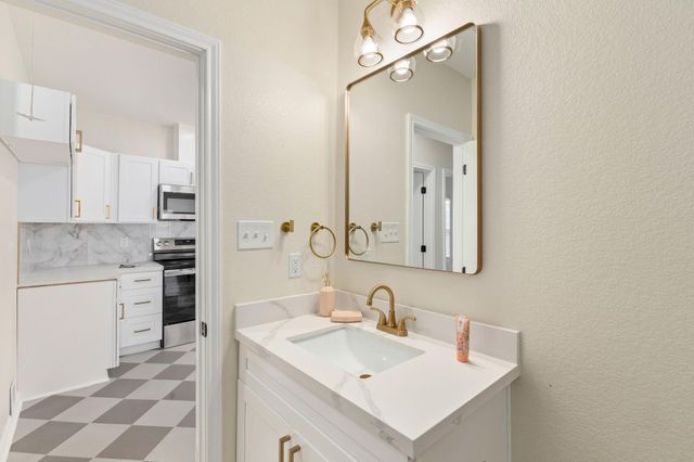 102 E Valverde Street, Brenham, TX 77833