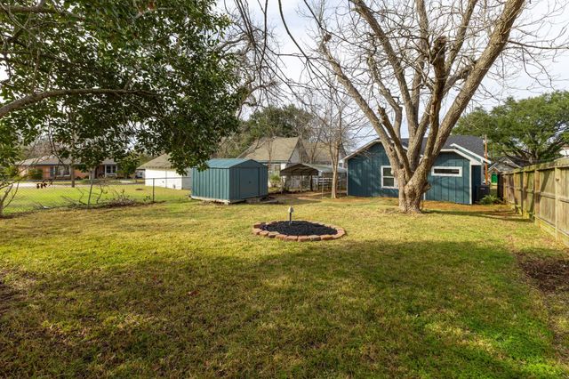 102 E Valverde Street, Brenham, TX 77833