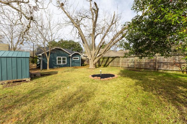 102 E Valverde Street, Brenham, TX 77833