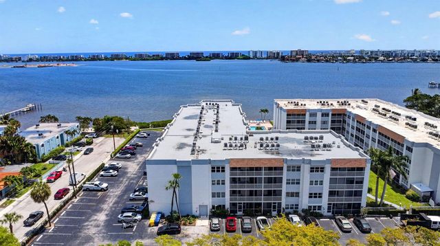 1502 S Lakeside Drive 214, Lake Worth Beach, FL 33460