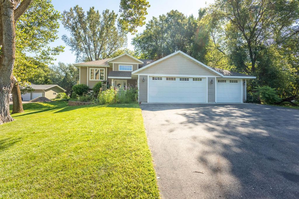 305 E Lake Geneva Road NE, Alexandria, MN 56308