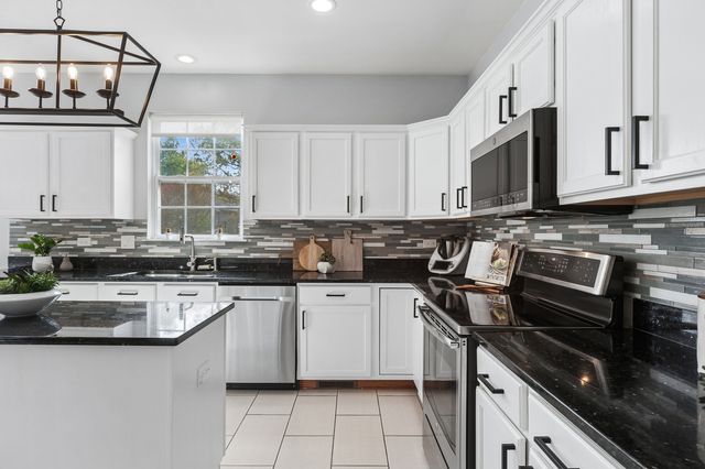 305 Hampton Road, Sugar Grove, IL 60554