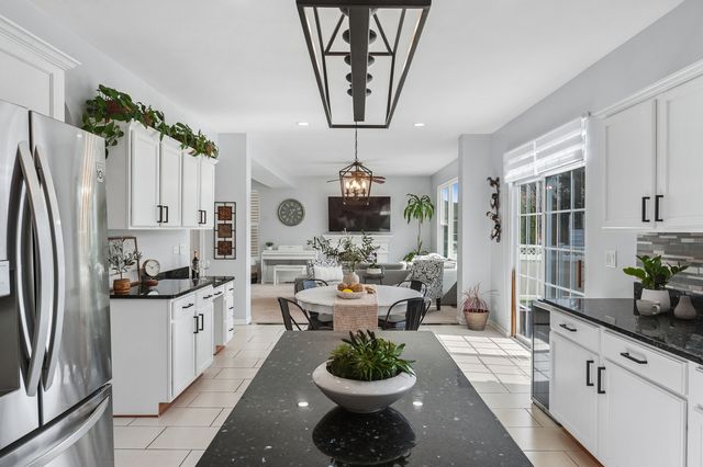 305 Hampton Road, Sugar Grove, IL 60554