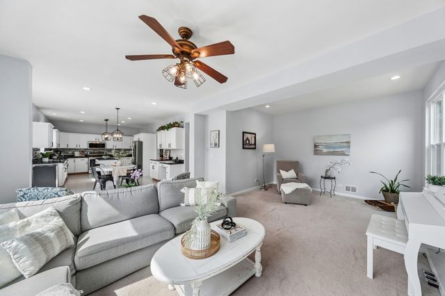 305 Hampton Road, Sugar Grove, IL 60554