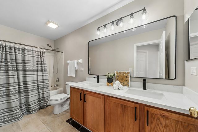 305 Hampton Road, Sugar Grove, IL 60554