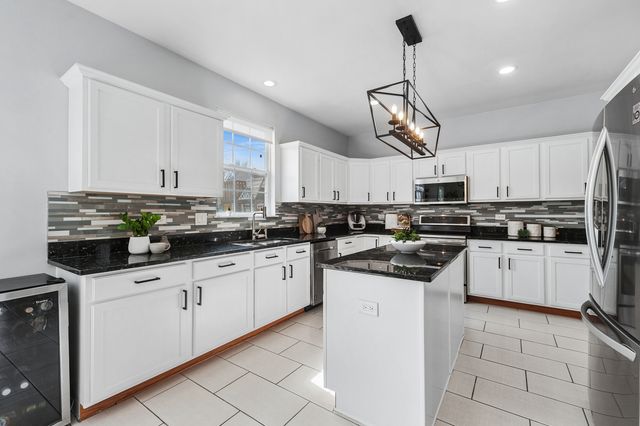 305 Hampton Road, Sugar Grove, IL 60554