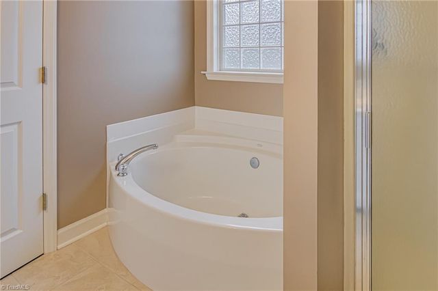 1005 Kings Meadow Drive, Winston-salem, NC 27127