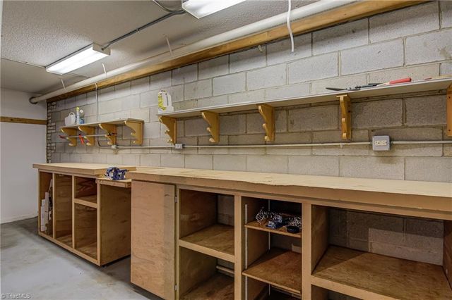 1005 Kings Meadow Drive, Winston-salem, NC 27127