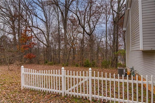 1005 Kings Meadow Drive, Winston-salem, NC 27127