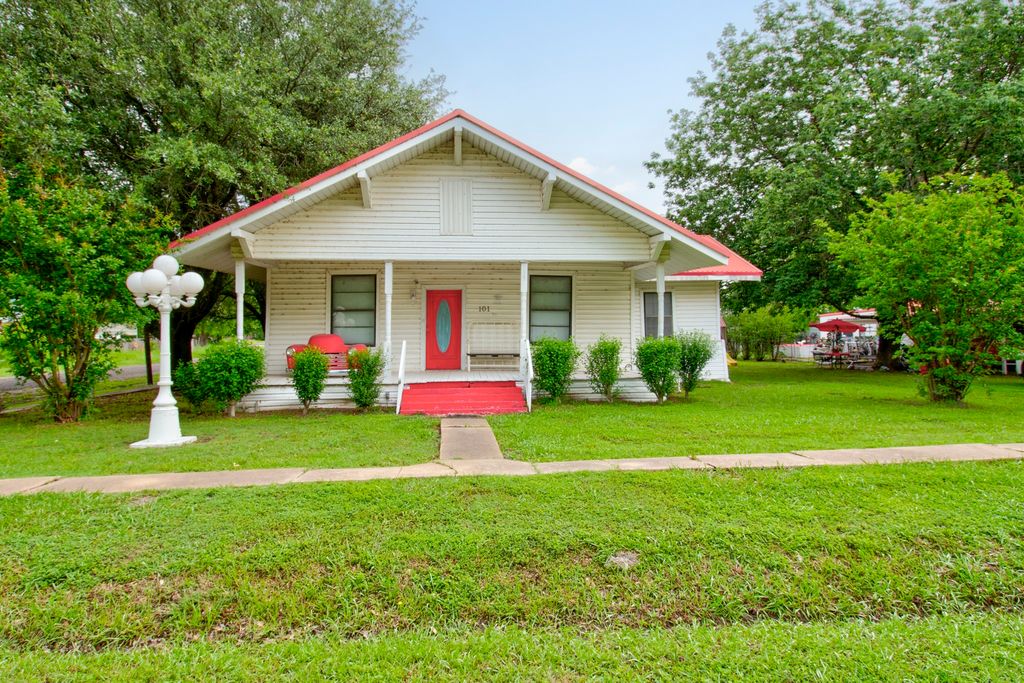 101 E Reed Street, Randolph, TX 75475