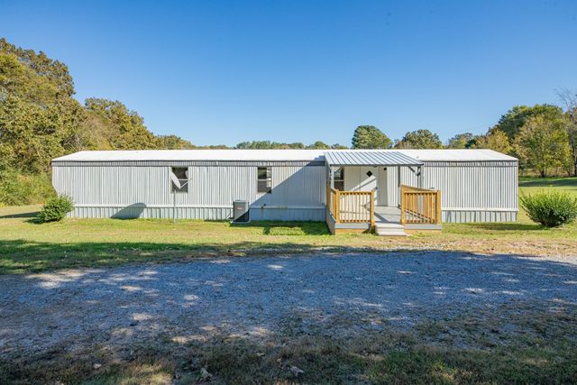 990 Community Rd, Nunnelly, TN 37137