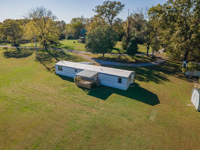 990 Community Rd, Nunnelly, TN 37137
